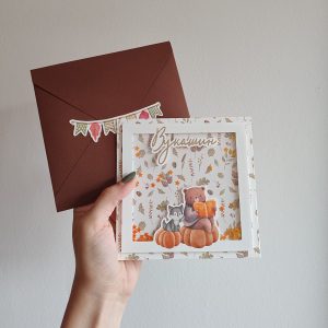Personalizovana jesenja čestitka sa motivima medvedića, rakuna, bundeve i šarenog lišća, napravljena za dečji rođendan, uz kovertu sa ukrasnim zastavicama