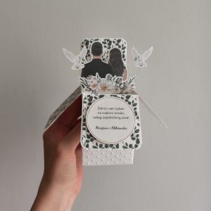 Personalizovana 3D čestitka za venčanje s motivom mladenaca u zagrljaju, uz kovertu i pečat