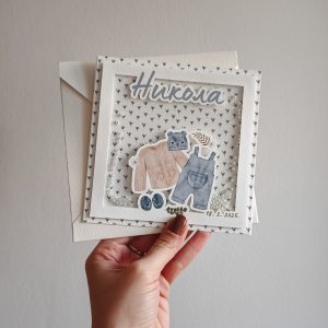Personalizovana čestitka s motivom bebine odeće, idealna za rođenje bebe, baby shower, krštenje ili prvi rođendan