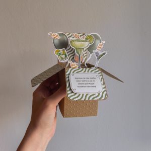 Personalizovana 3D rođendanska čestitka sa ilustracijama koktela, ručno rađena, uz kovertu sa pečatom
